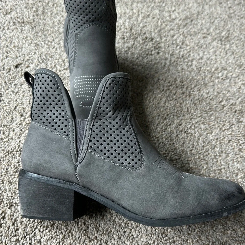 Natural Reflections‎ Gray Perforated Western Ankle Boots Womens 7.5 Charcoal
